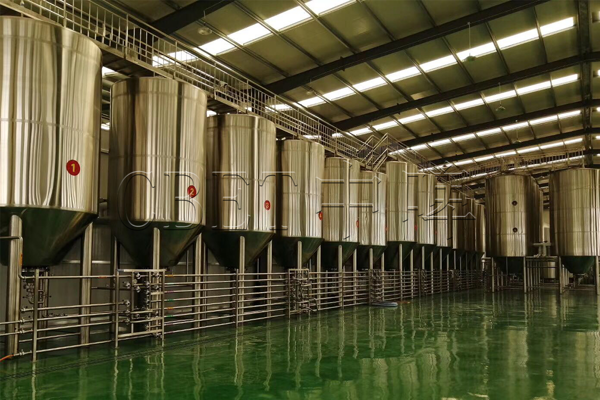 어떤 종류의 맥주가 개방형 발효 탱크를 채택합니까?